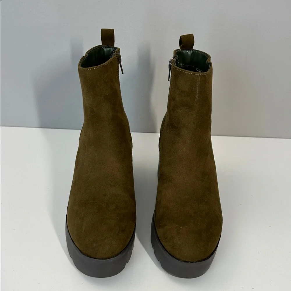 Journee Collection Cassidy‎ Lug Sole Faux Suede Booties Size 8